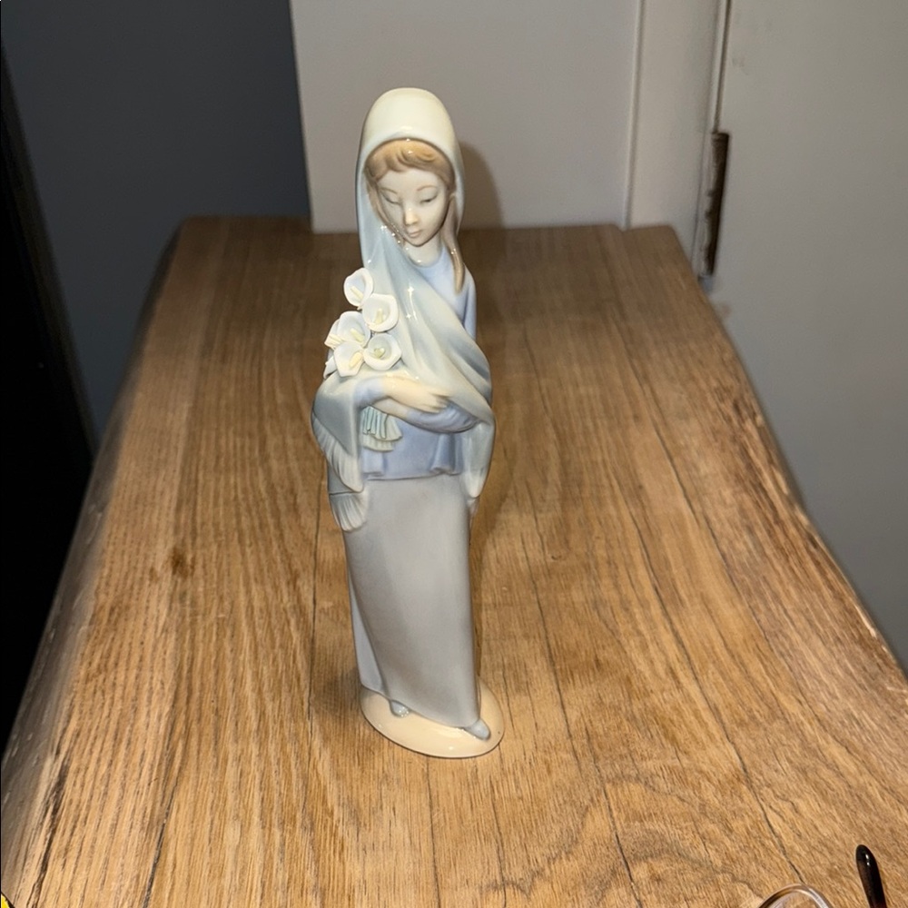 Llardo Serene Blue and Cream Sculpture Art Piece. Girl with Calla Lillies. VNT